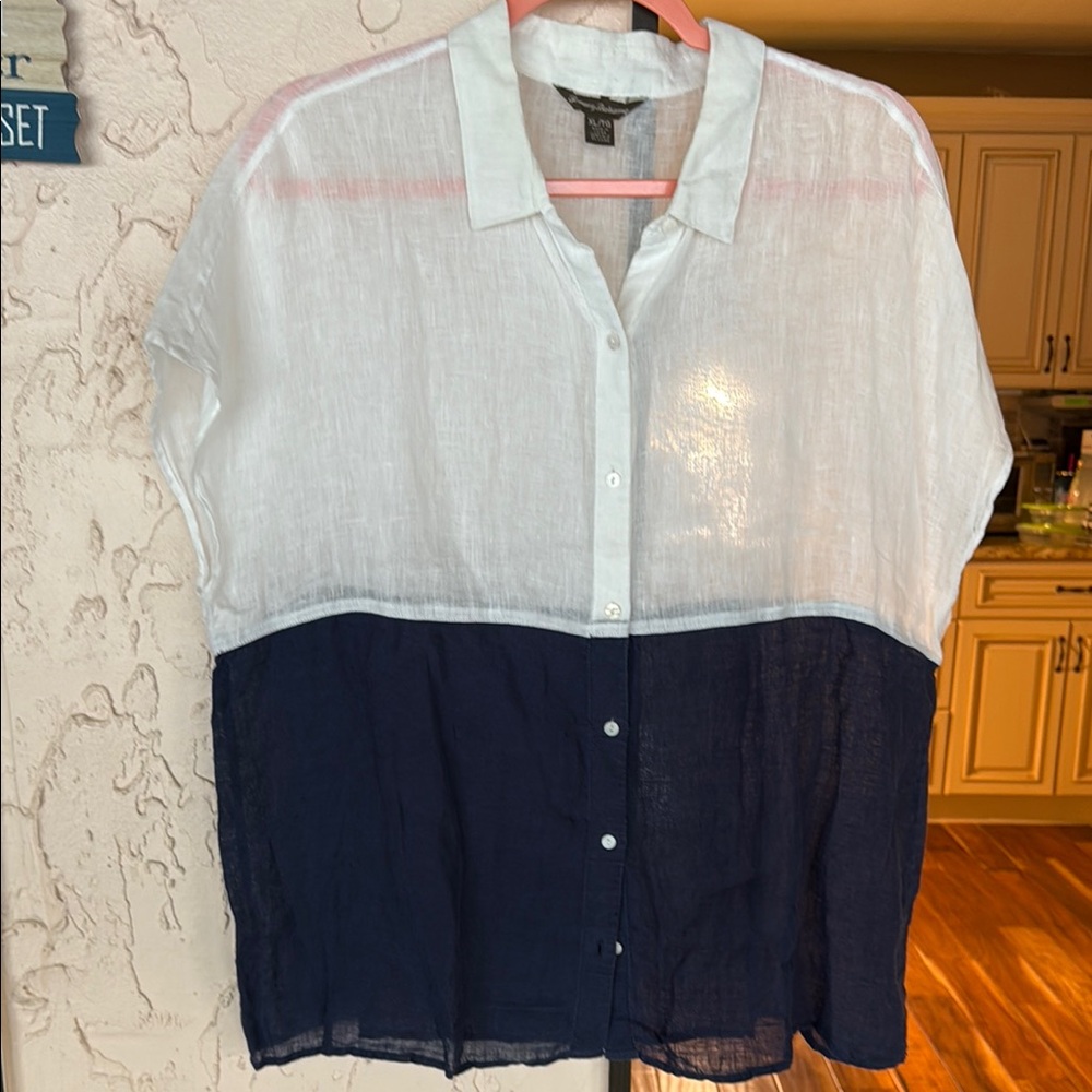 Tommy Bahama White and Navy Blouse 👚 100% Linen